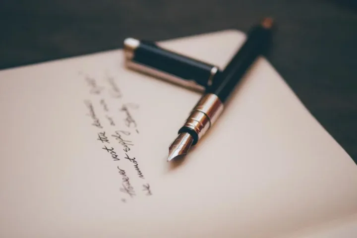 Defter üzerinde duran bir dolma kalem